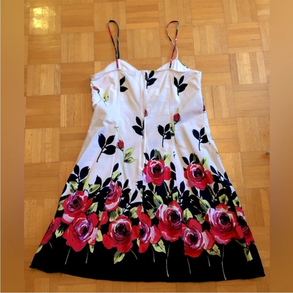 Cute floral mini dress 🌹 - Picture 3 of 3